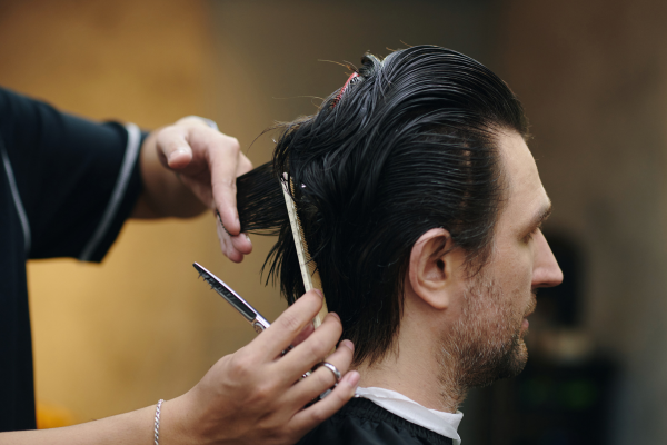 coiffure avec cire cheveux homme