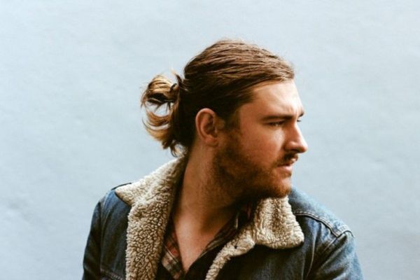 La coupe de cheveux homme mi-long en arrière : le style élégant qui fait son grand retour