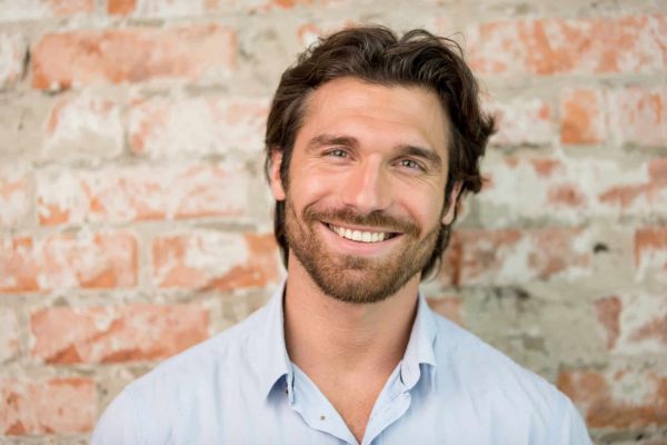 coupe de cheveux homme mi long en arrière
