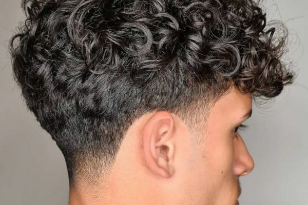 coupe homme cheveux bouclés